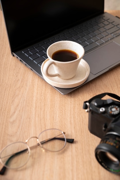 Hoge hoek koffiekopje en laptop