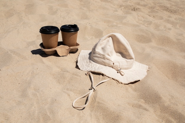 Gratis foto hoge hoek koffiekopjes op het strand