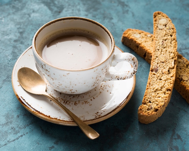 Hoge hoek kopje koffie op blauwe achtergrond