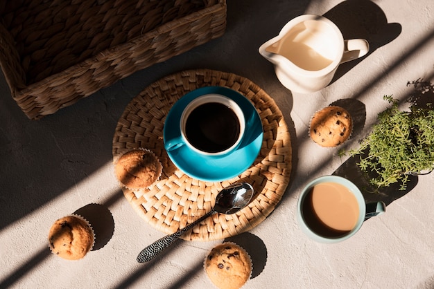 Hoge hoek kopjes koffie met melk