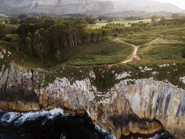 Gratis foto hoge hoek landschapsmening van een kust