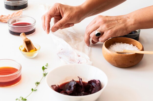 Hoge hoek maken van een gepigmenteerde doek met natuurlijke kleurstelling