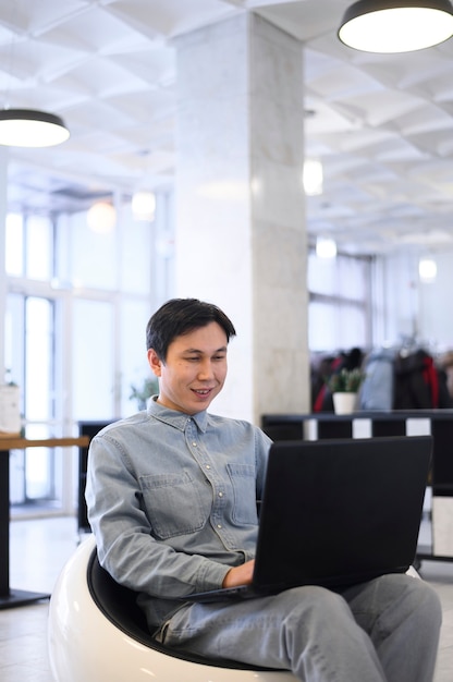 Hoge hoek man aan het werk op laptop