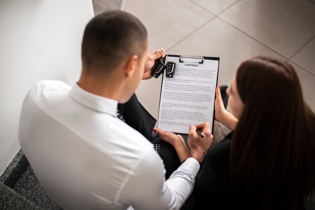 Hoge hoek man en vrouw sluiten deal