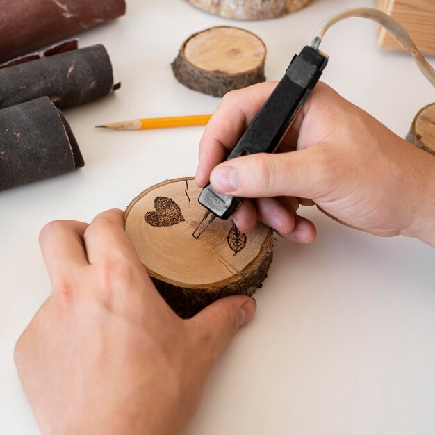 Hoge hoek man knutselen in hout