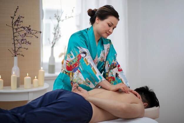 Hoge hoek man krijgt rugmassage