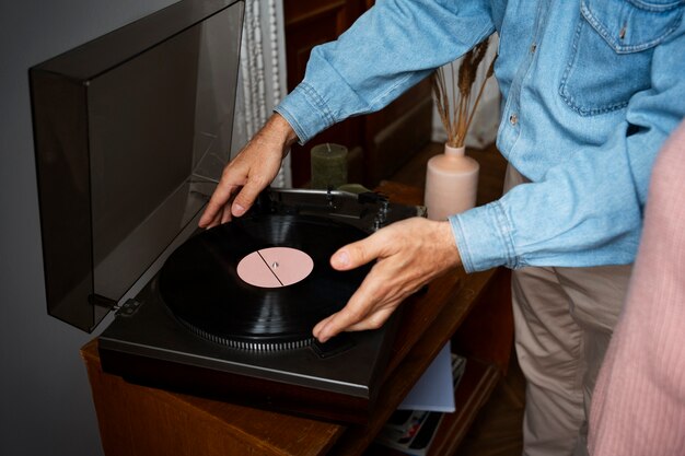 Hoge hoek man met vinyl record