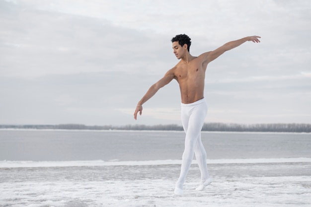 Gratis foto hoge hoek mannelijk dansend ballet