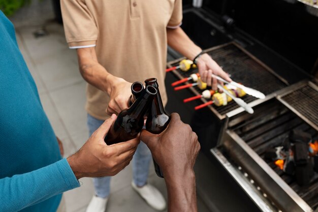 Hoge hoek mannen met drankjes