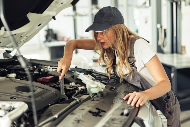 Hoge hoek mechanisch vrouwelijke herstellende auto