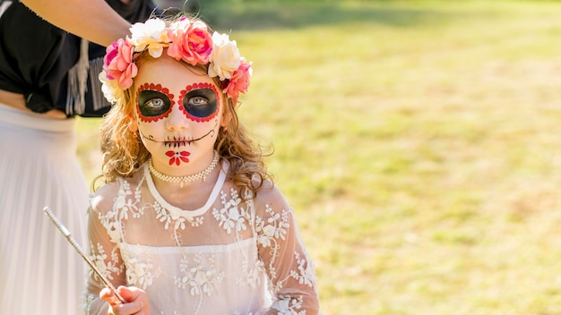 Gratis foto hoge hoek meisje met kostuum voor halloween