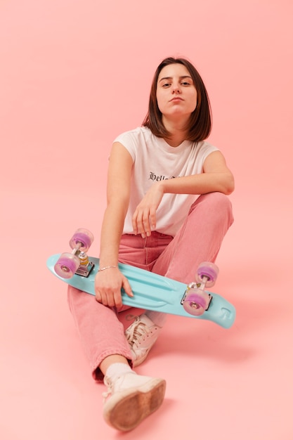 Hoge hoek meisje met skateboard