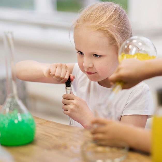 Hoge hoek meisje op wetenschap klasse