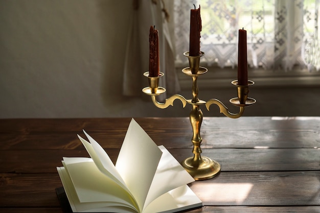 Hoge hoek menora en boek op houten tafel