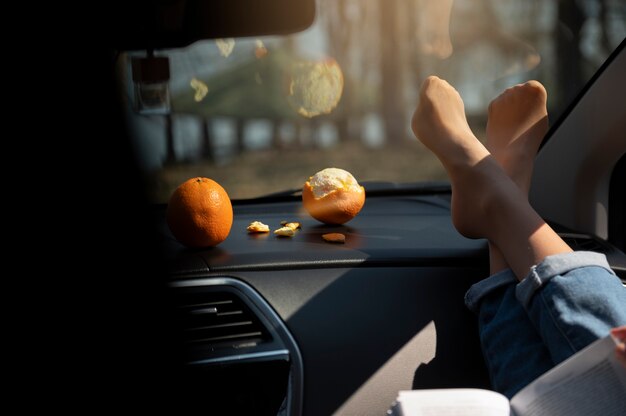 Hoge hoek mensen die met de auto reizen