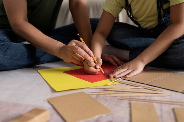 Hoge hoek mensen die papier snijden