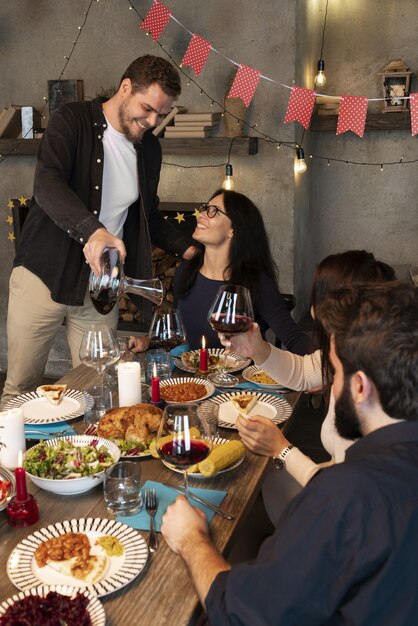 Hoge hoek mensen zitten aan tafel