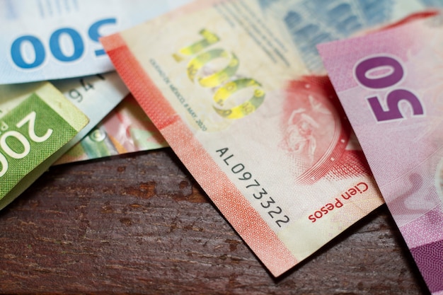 Hoge hoek Mexicaanse bankbiljetten op tafel