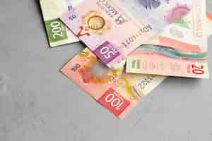 Gratis foto hoge hoek mexicaanse peso's arrangement stilleven
