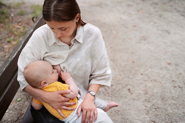 Gratis foto hoge hoek moeder borstvoeding baby