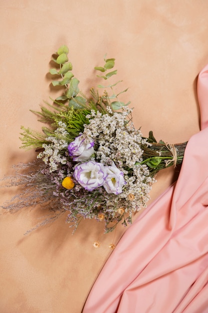 Hoge hoek mooie boho bloemen boeket