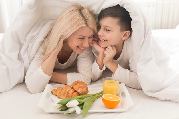 Hoge hoek ontbijt op bed voor moeder