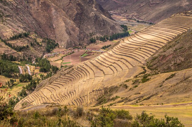 Hoge hoek opname van de prachtige velden en bergen vastgelegd in Pisac, Peru