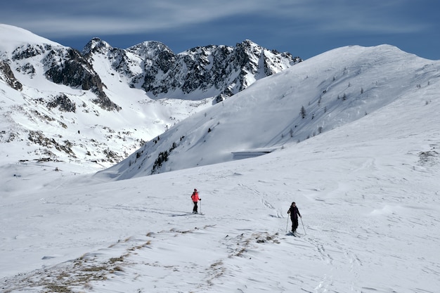 Hoge hoek opname van een beboste berg bedekt met sneeuw in Col de la Lombarde - Isola 2000 Frankrijk