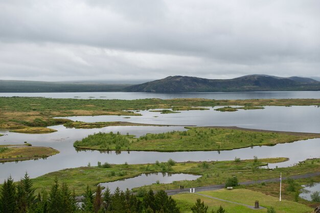 Hoge hoek opname van het prachtige landschap in Thingvellir, IJsland onder de onweerswolken