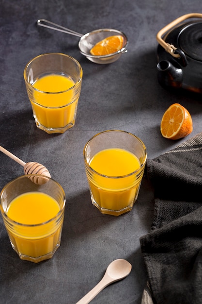 Gratis foto hoge hoek oranje smoothie in glazen