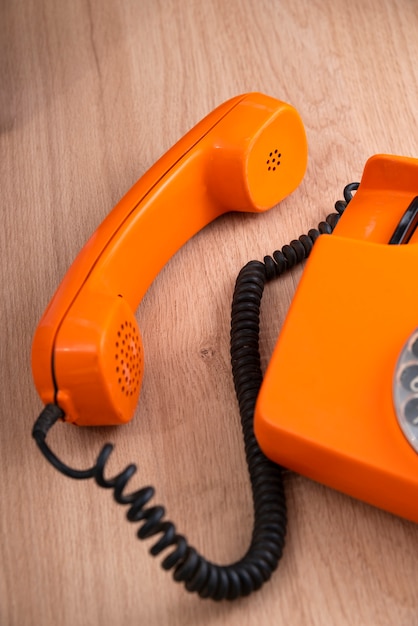 Hoge hoek oude telefoon op tafel