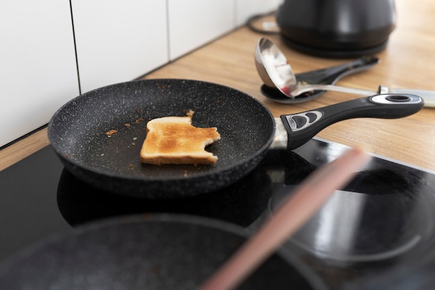 Hoge hoek pan met restjes op fornuis