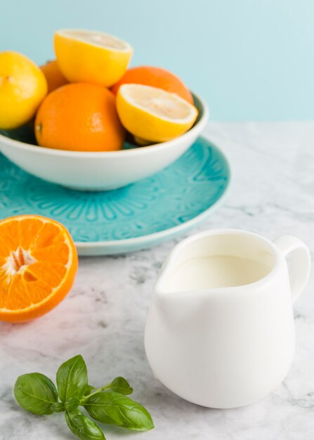 Hoge hoek plakjes citrus en yoghurt