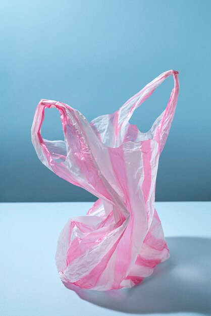 Hoge hoek plastic zak op blauwe achtergrond