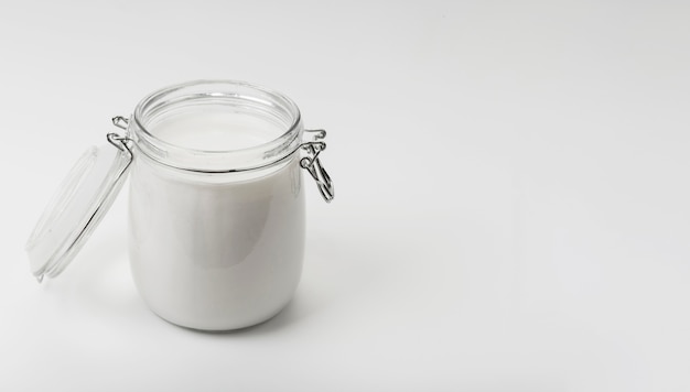 Hoge hoek pot met verse melk en kopie ruimte