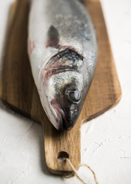 Hoge hoek rauwe vis op een houten bord