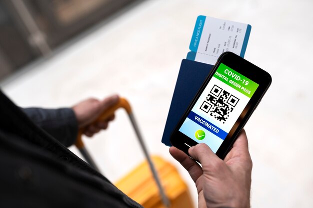 Hoge hoek reiziger met smartphone