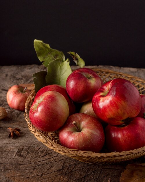 Hoge hoek rode appels in de mand