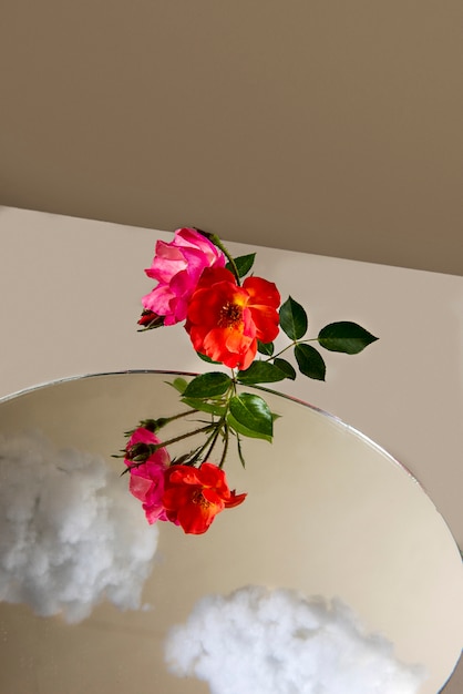 Hoge hoek roze bloemen met spiegelarrangement