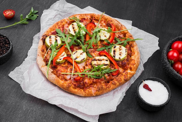 Hoge hoek rucola pizza arrangement