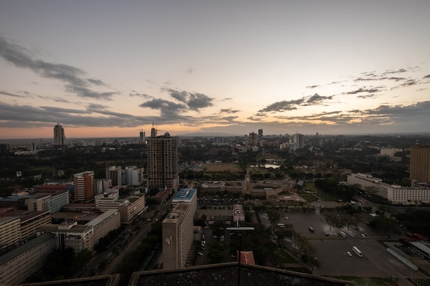 Hoge hoek schot van de gebouwen onder de bewolkte hemel gevangen in Kenia, Nairobi, Samburu