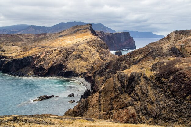 Hoge hoek schot van de kliffen op de oceaan kust in Ponta de Sao Lourenco, Madeira