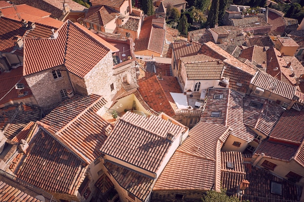 Hoge hoek schot van de prachtige stenen huizen van de gemeente Roquebrune-Cap-Martin in Frankrijk