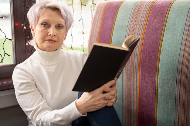 Hoge hoek senior vrouw lezen