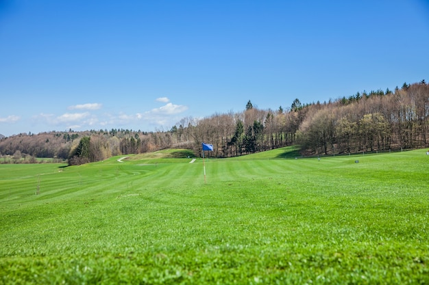 Hoge hoek shot van een golfbaan in Otocec, Slovenië op een zonnige zomerdag
