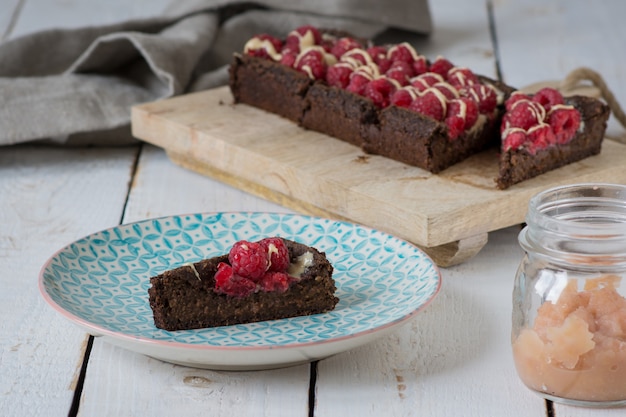 Hoge hoek shot van een heerlijke chocolade frambozen cake recht uit de oven