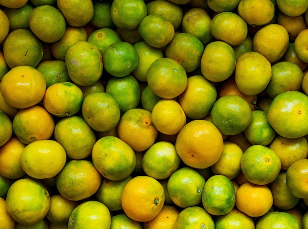Hoge hoek shot van een heerlijke vers fruit mandarijnen