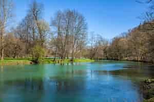 Gratis foto hoge hoek shot van een meer in de golfbaan in otocec, slovenië