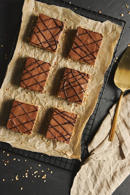 Gratis foto hoge hoek shot van heerlijke notencake met chocolade glazuur