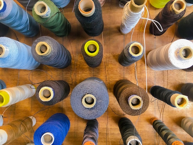 Hoge hoek shot van kleurrijke naaiende draden